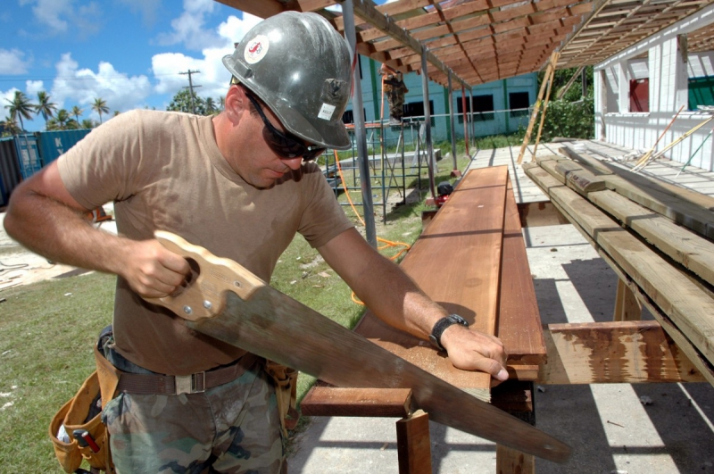 menuisier-MOUGINS-min_worker_construction_building_carpenter_male_job_build_helmet-893290